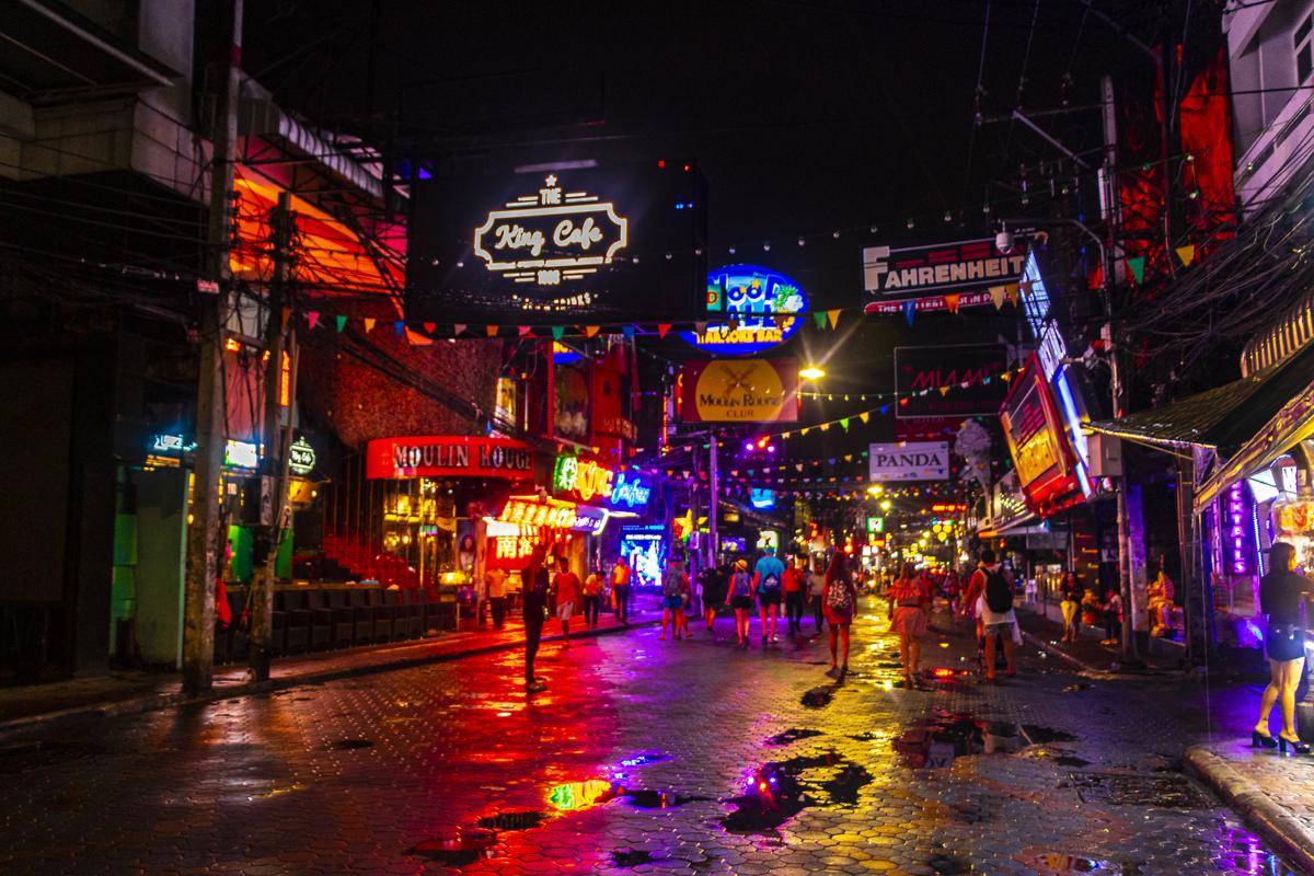 potret walking street di Pattaya (vecteezy.com/Arkadij Schell)