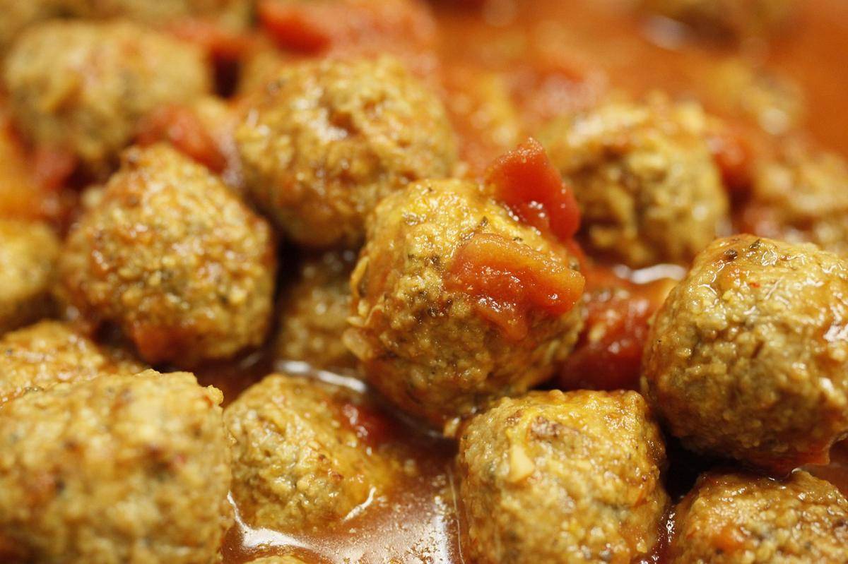 ilustrasi bakso daging kuah tom yum 