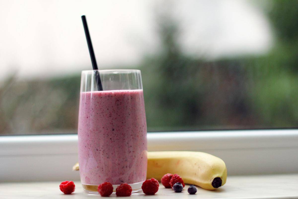 ilustrasi blueberry oat smoothie 