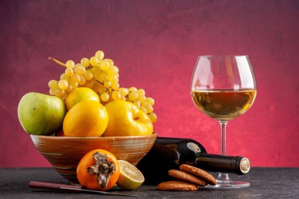 Wine Buah (freepik.com/KamranAydinov) 