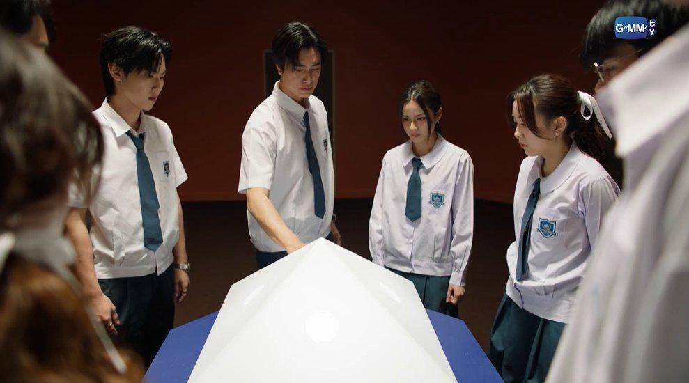 cuplikan adegan di The Dark Dice