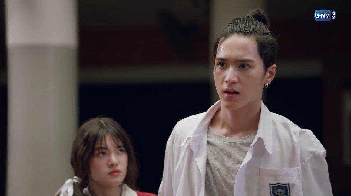 cuplikan adegan karakter Mark di The Dark Dice