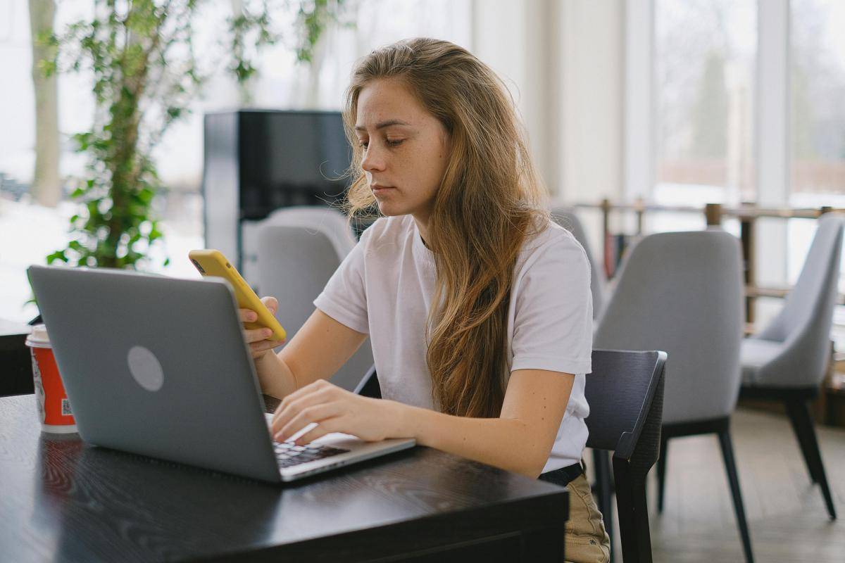 ilustrasi freelancer malas tapi tetap produktif (pexels.com/SHVETS production)