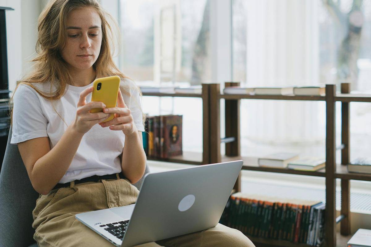 ilustrasi pekerja remote sebagai virtual assistant (pexels.com/SHVETS production)