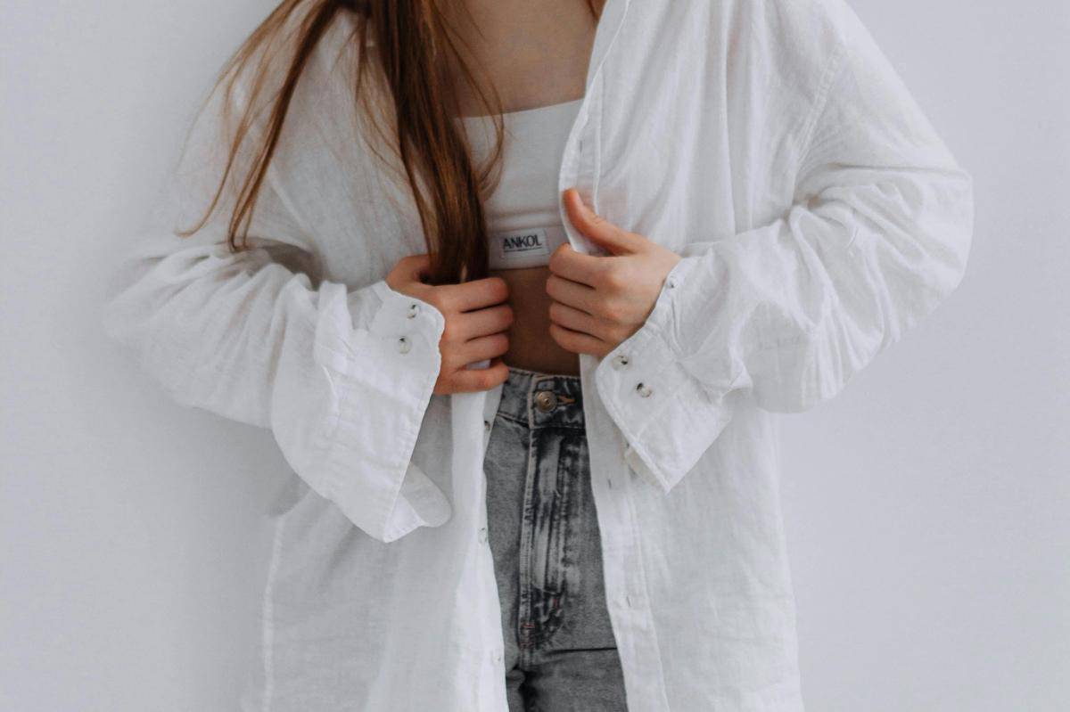 ilustrasi kemeja oversized menjadi layering outer