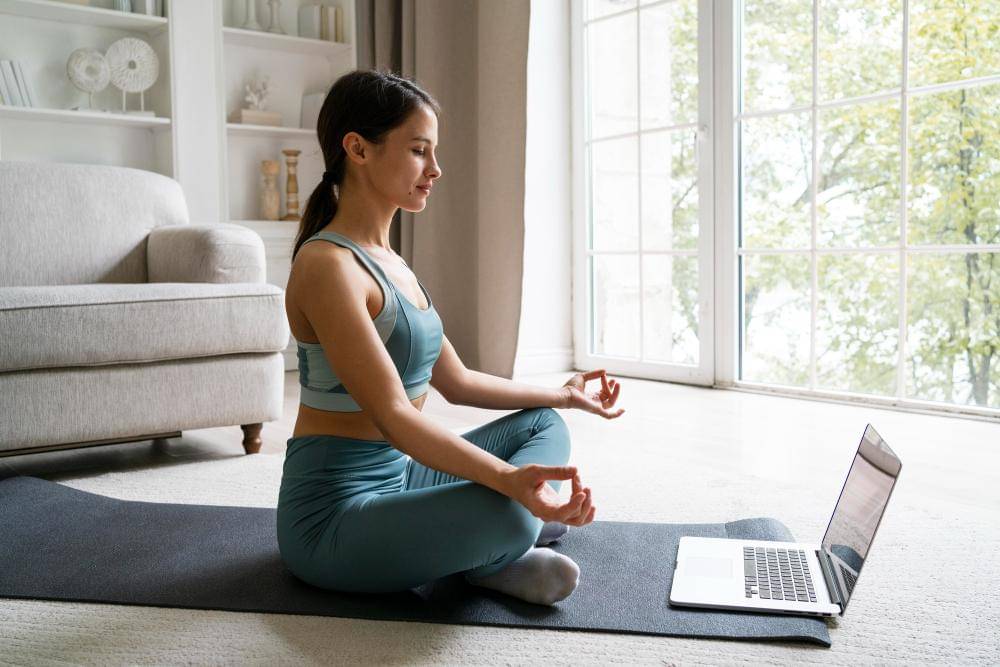 ilustrasi perempuan meditasi