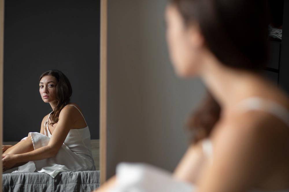 ilustrasi perempuan melihat ke cermin (freepik.com/freepik)
