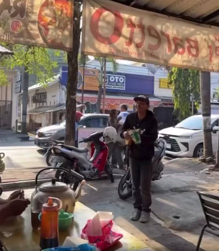 Rossa Beli Jajanan Kaki Lima
