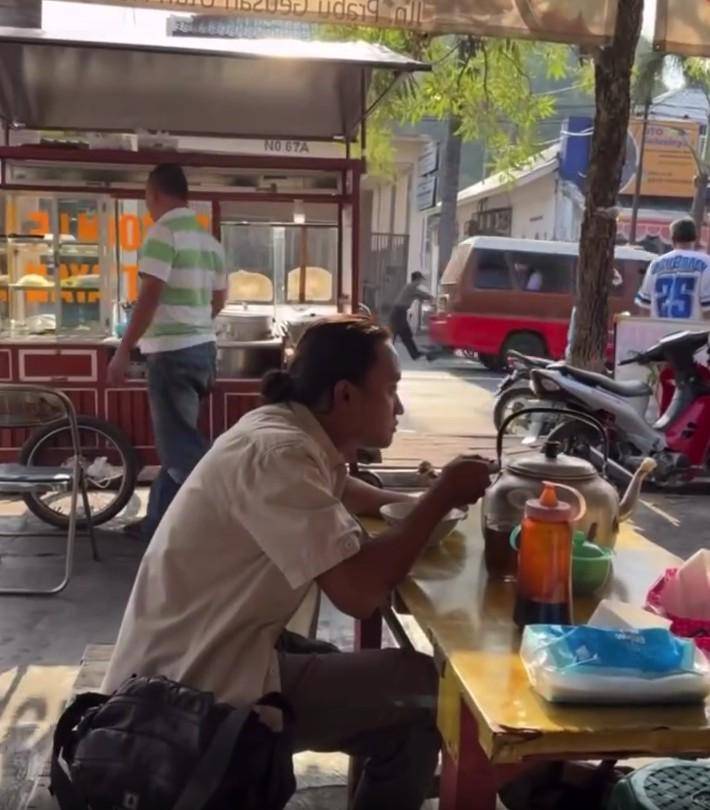 Rossa Beli Jajanan Kaki Lima