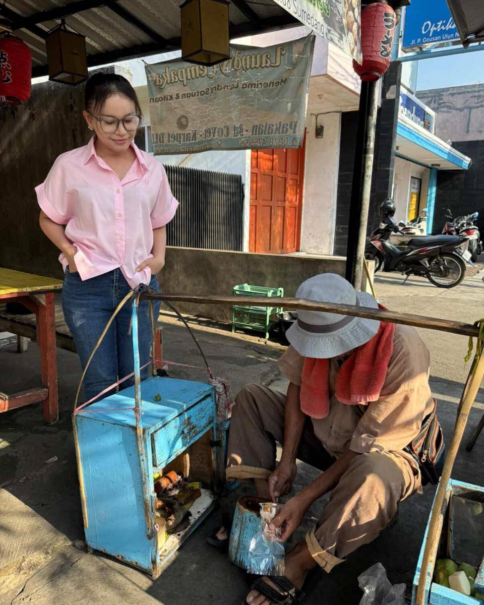 Rossa Beli Jajanan Kaki Lima