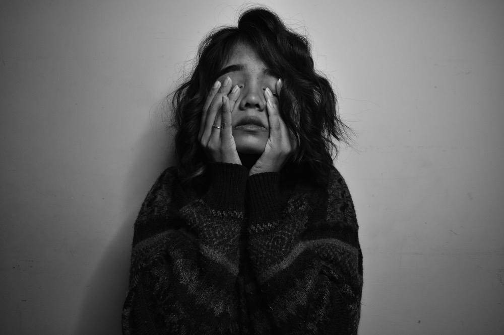 gambar seorang perempuan yang sedang stres (unplash.com/Somia Dcosta)