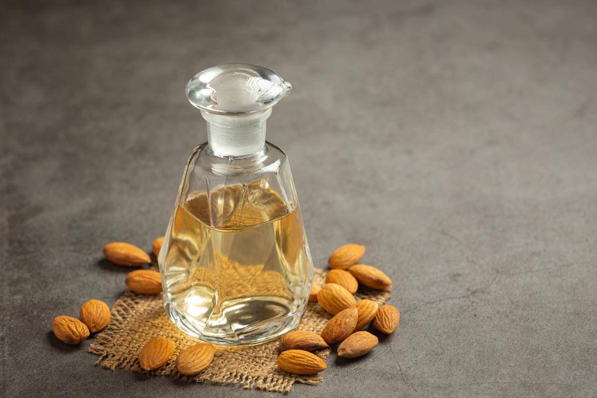 ilustrasi almond extract (freepik.com/jcomp)