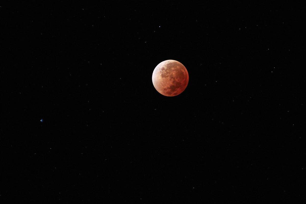 Ilustrasi blood moon yang berdekatan dengan perigee moon