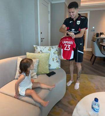 Kamari pakai Jersey Timnas