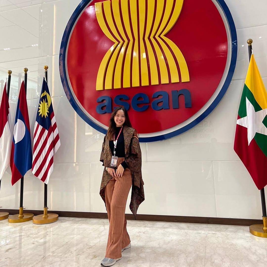 outfit formal untuk public speaker (instagram.com/salmaranggitaa)
