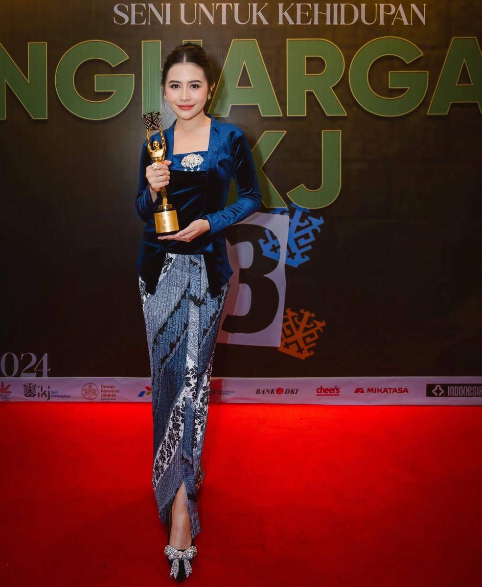 outfit formal untuk public speaker (instagram.com/prillylatuconsina96)