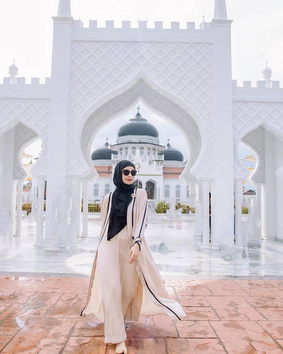 outfit syar'i untuk acara maulid (instagram.com/shireensungkar)