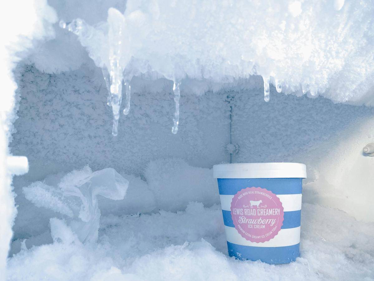 ilustrasi menyimpan carrot cake dalam freezer (unsplash.com/@dev_irl)