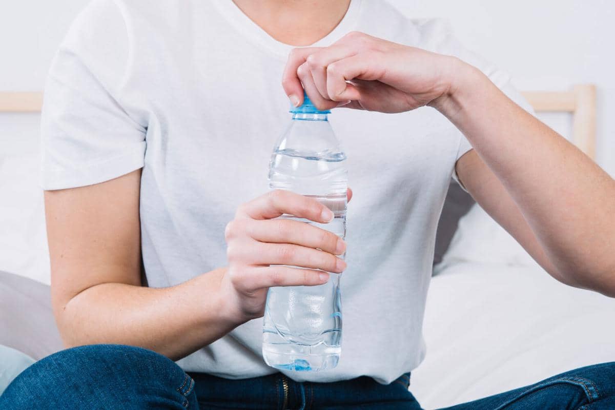 ilustrasi air dalam kemasan botol
