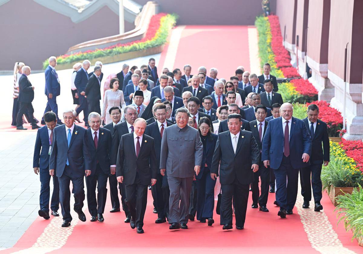 Presiden China Xi Jinping (tengah) didamping oleh para pemimpin asing, termasuk Presiden Rusia Vladimir Putin dan Pemimpin Korut Kim Jong Un menjelang parade militer di Lapangan Tiananmen, Beijing, pada 3 September 2025. (x.com/SpoxCHN_MaoNing)