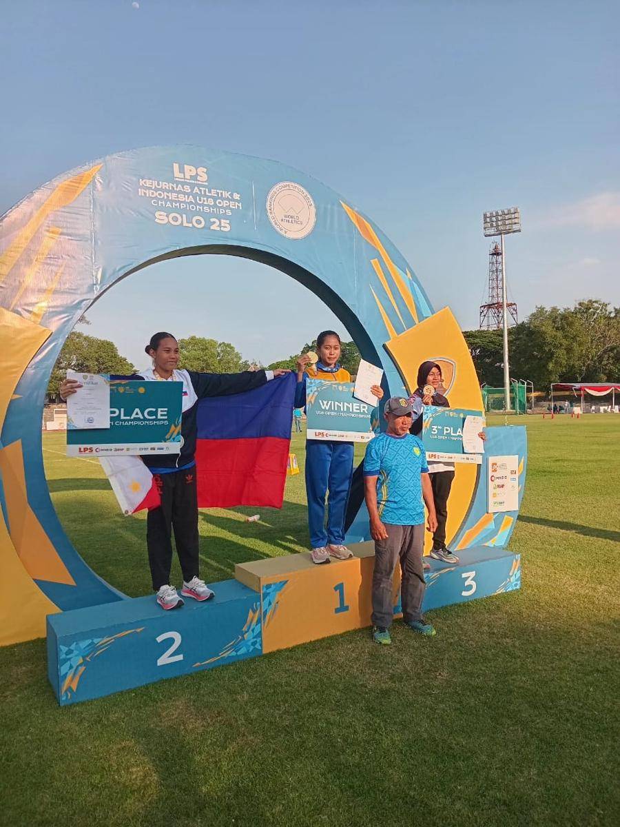 Atlet muda asal Pringsewu, Lampung, Novi Anggun Lestari saat berada podium. (IDN Times/istimewa)