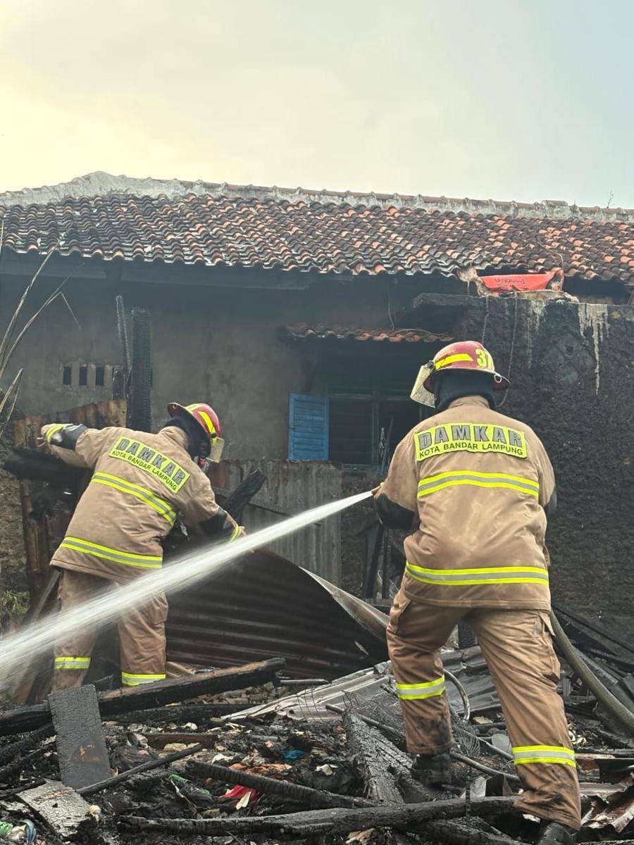 Damkarmat Bandar Lampung saat memadamkan api. (IDN Times/DamkarBalam)