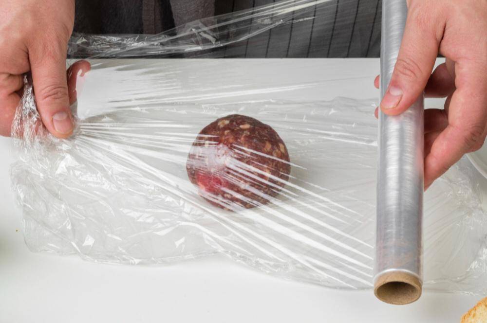 ilustrasi membungkus dengan plastik wrap