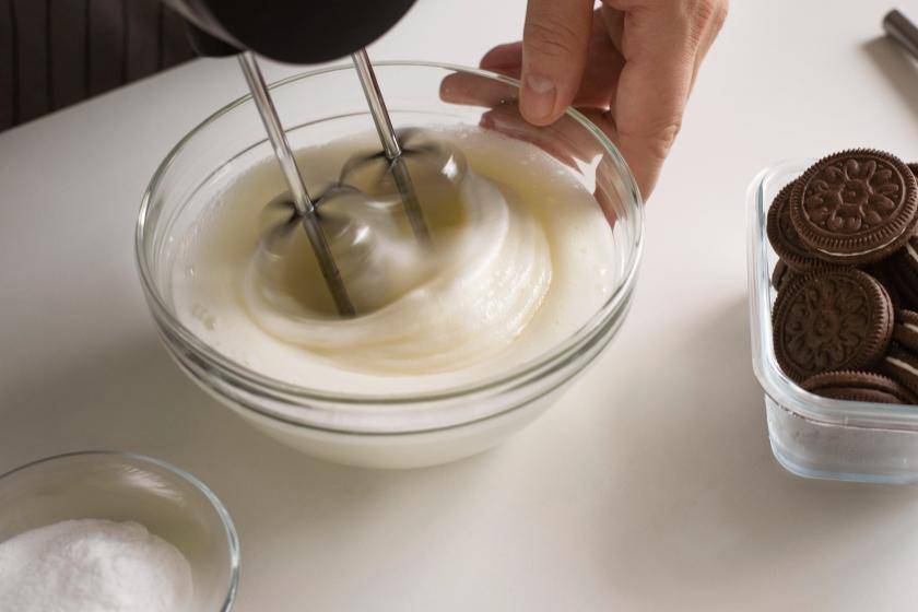 ilustrasi mengaduk buttercream (freepik.com/freepik)