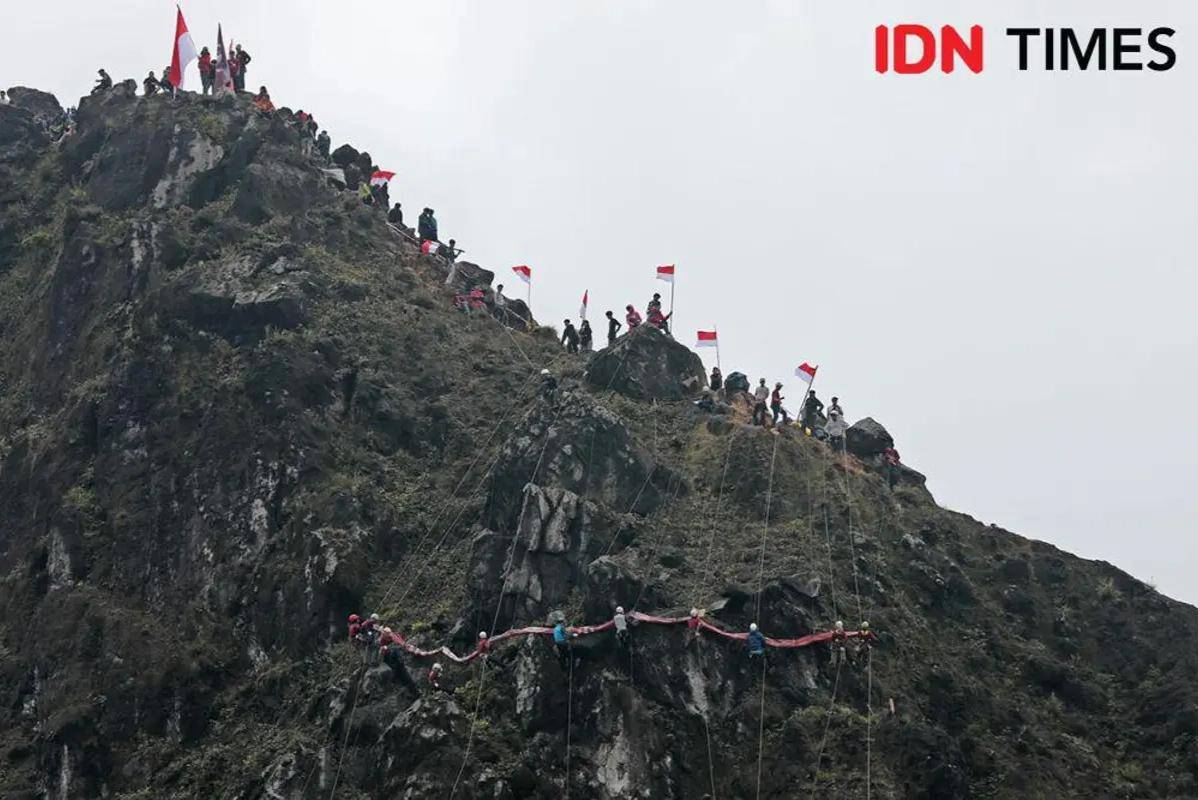 Komunitas Pleton Kabut Sumut mengibarkan bendera raksasa 20x15 meter di Puncak Gunung Sibayak, Karo pada puncak perayaan HUT Ke-79 RI, Sabtu (17/8/2024) pagi. (IDN Times/Arifin Al Alamudi)