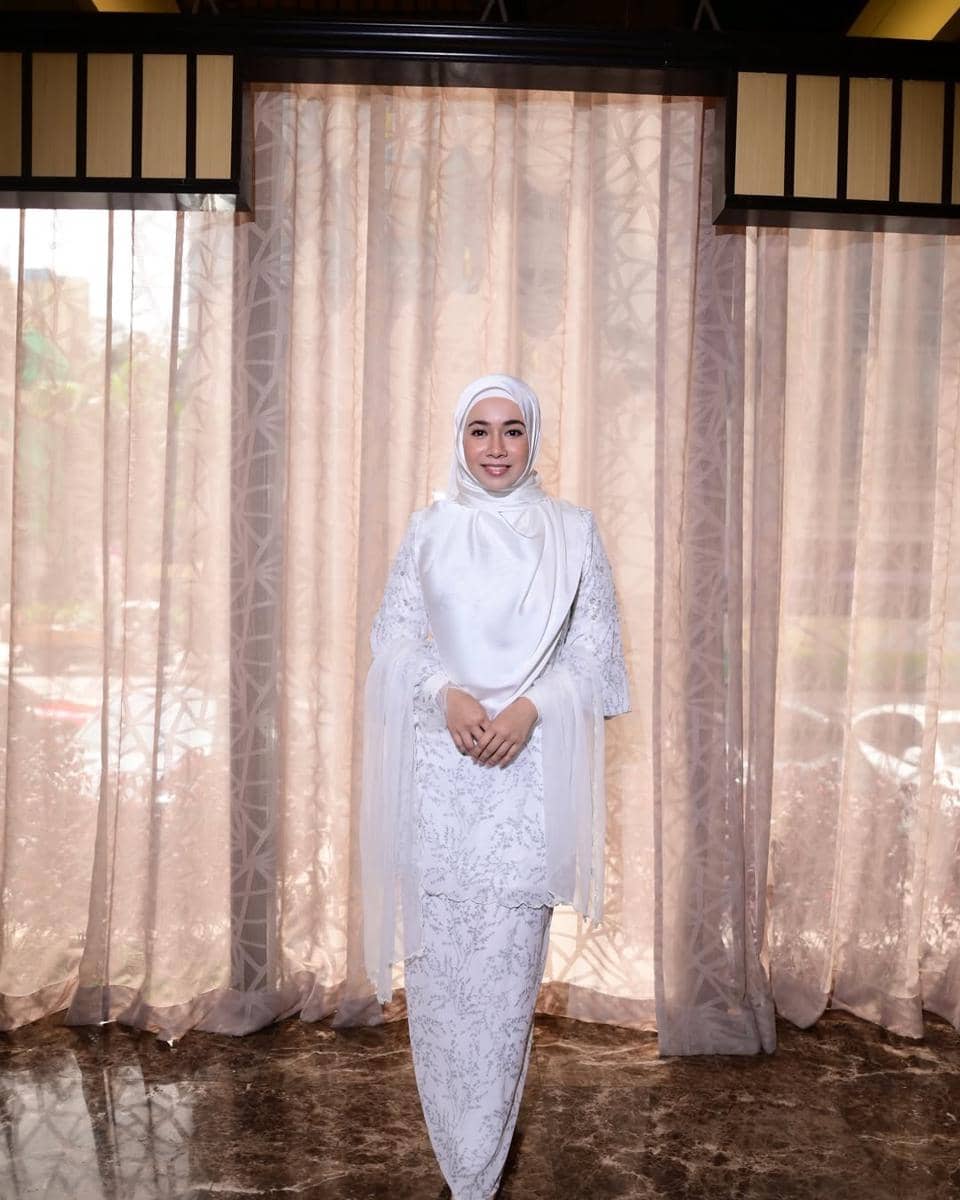 potret gaya busana ala Amira Othman