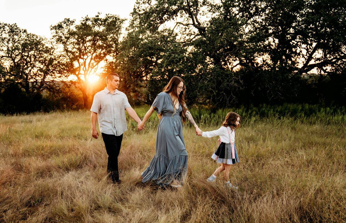 potret orang tua dan anak (unsplash.com/Jessica Rockowitz)