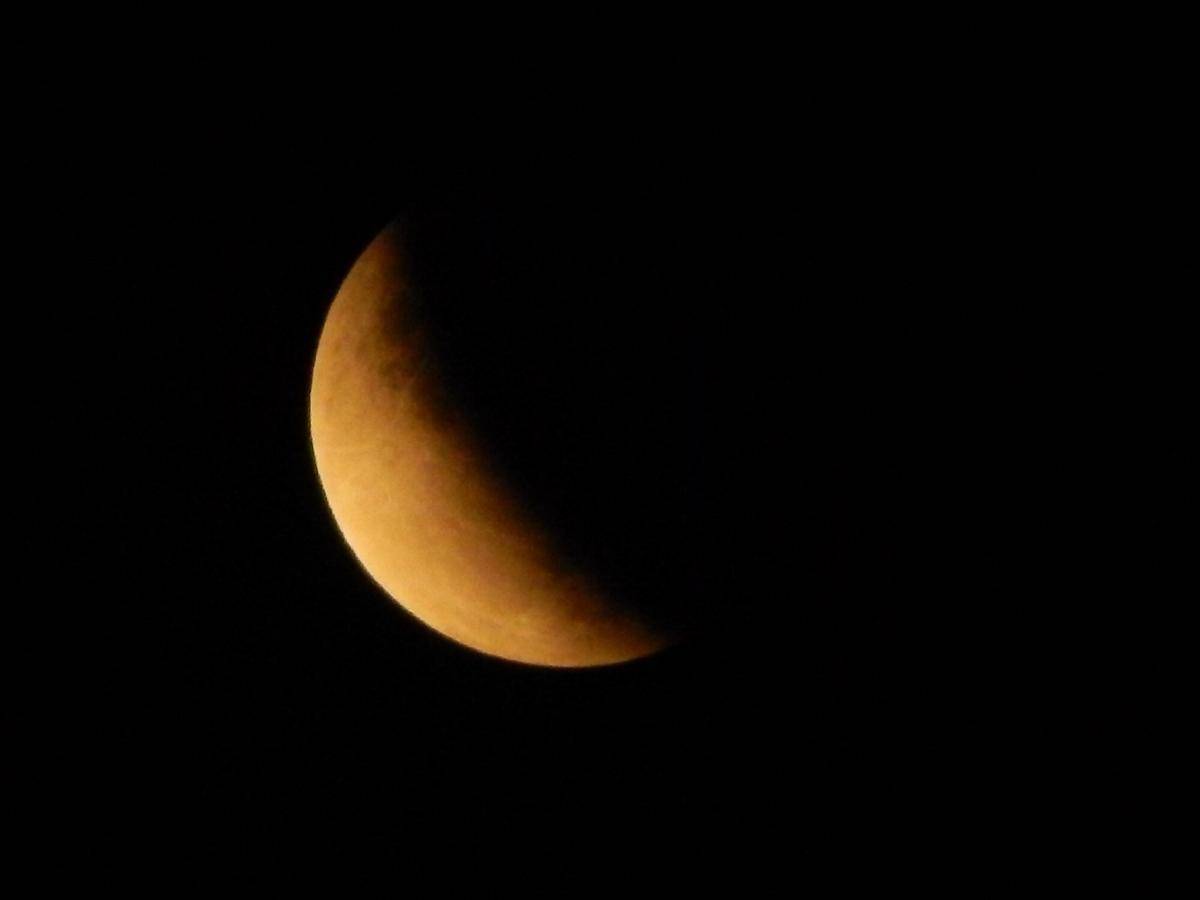 Ilustrasi gerhana bulan di India yang akan disambut dengan tradisi spiritual (commons.wikimedia.org/Chinmayee Mishra)