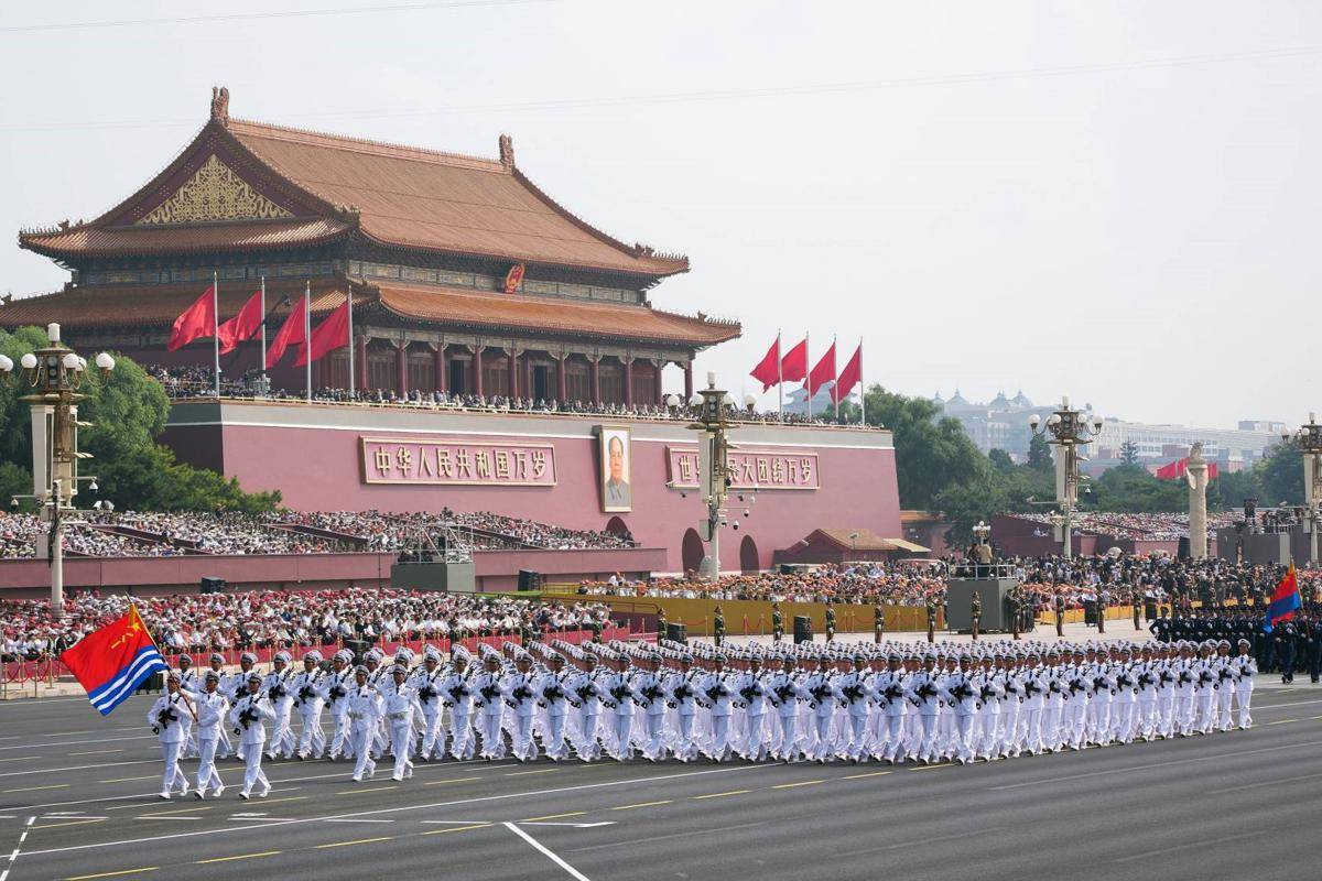 Parade militer saat Peringatan Hari Kemenangan China ke-80 di Lapangan Tiananmen. (President.az, CC BY 4.0 <https://creativecommons.org/licenses/by/4.0>, via Wikimedia Commons)