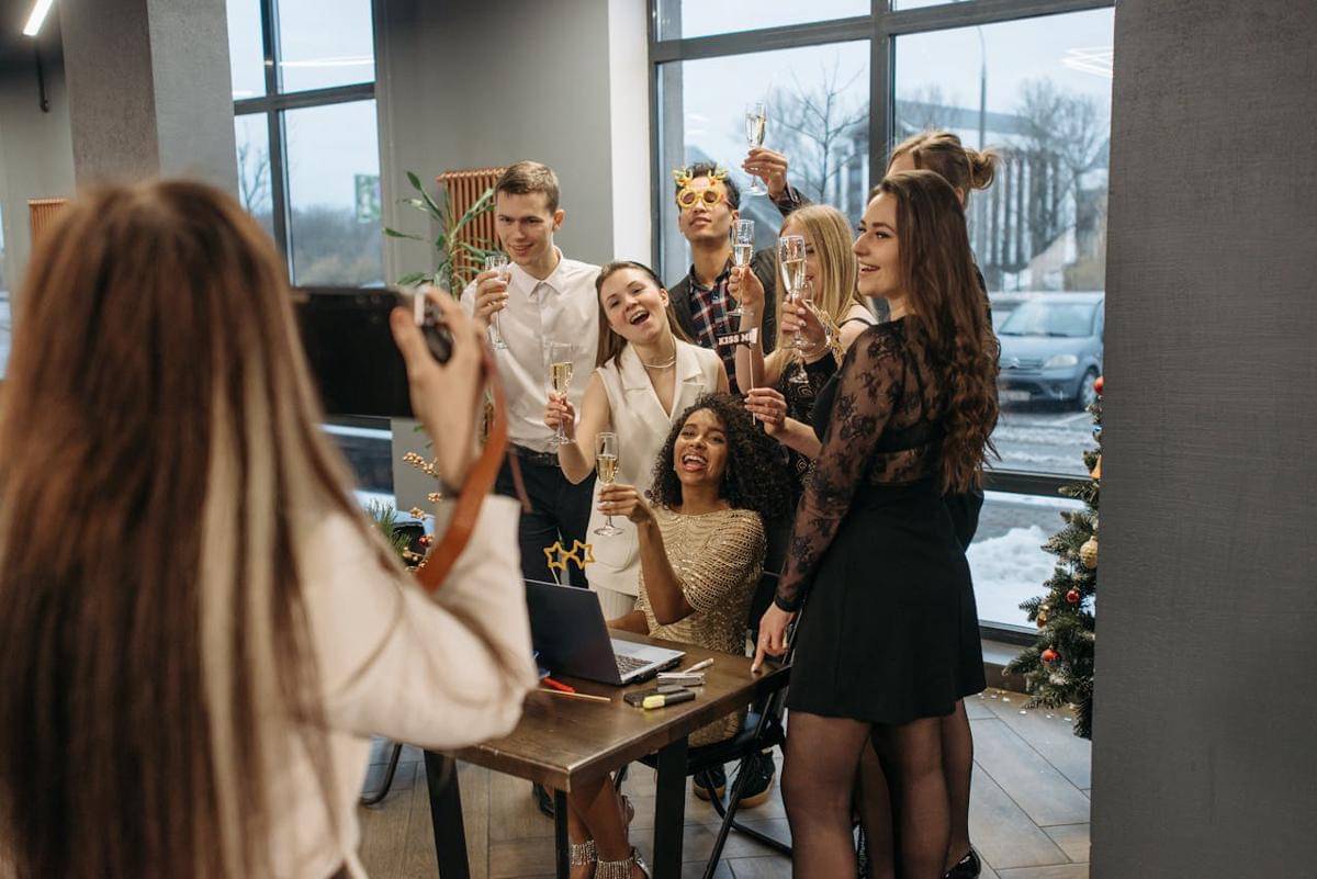 ilustrasi office party (pexels.com/Pavel Danilyuk)