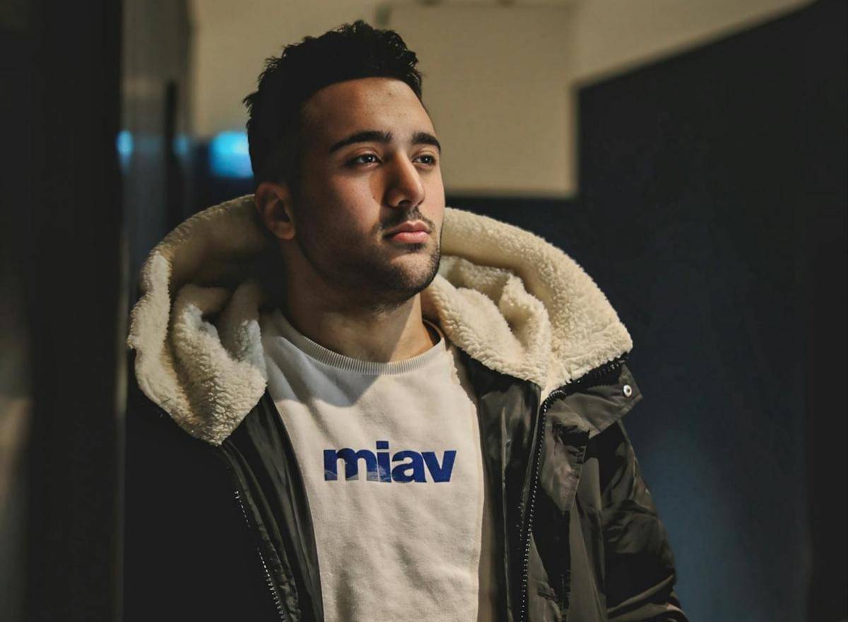 Ilustrasi pria memakai jaket (www.pexels.com/Murat IŞIK)