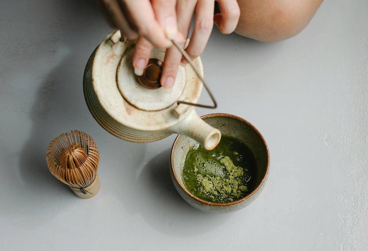 ilustrasi menyeduh matcha dengan air hangat