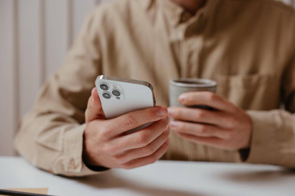 ilustrasi melihat smartphone 