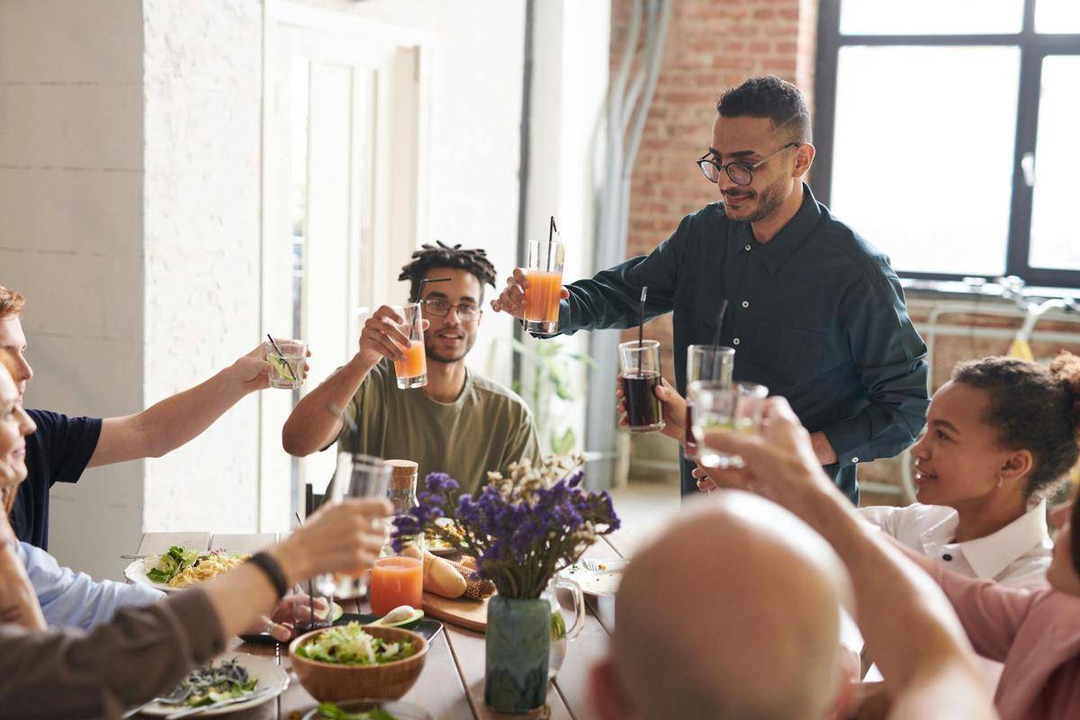 ilustrasi makan bareng teman (pexels.com/fauxels)