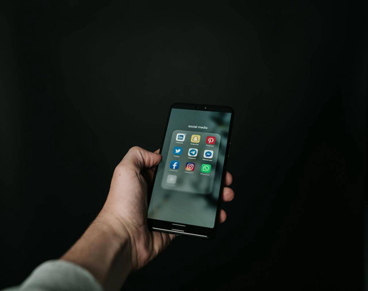 ilustrasi menggunakan smartphone 