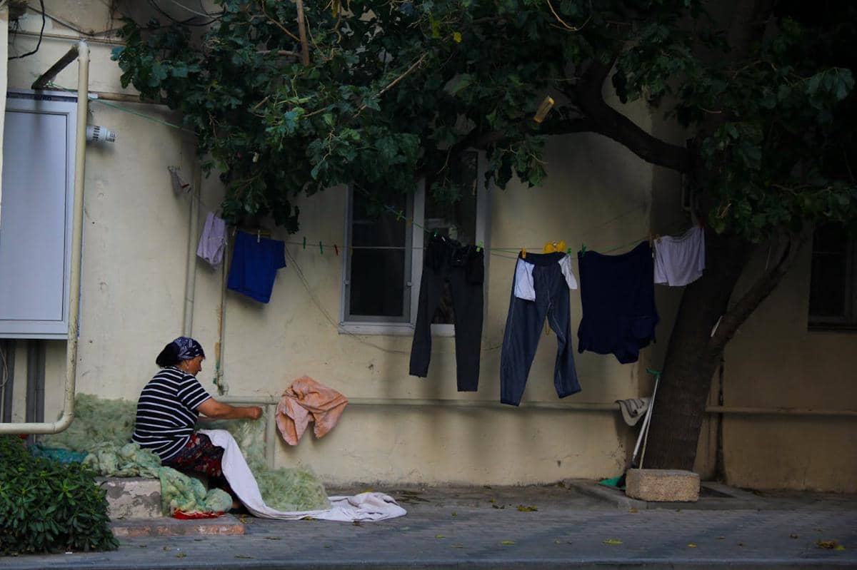 ilustrasi menjemur di tempat teduh (pexels.com/Narmin Aliyeva)