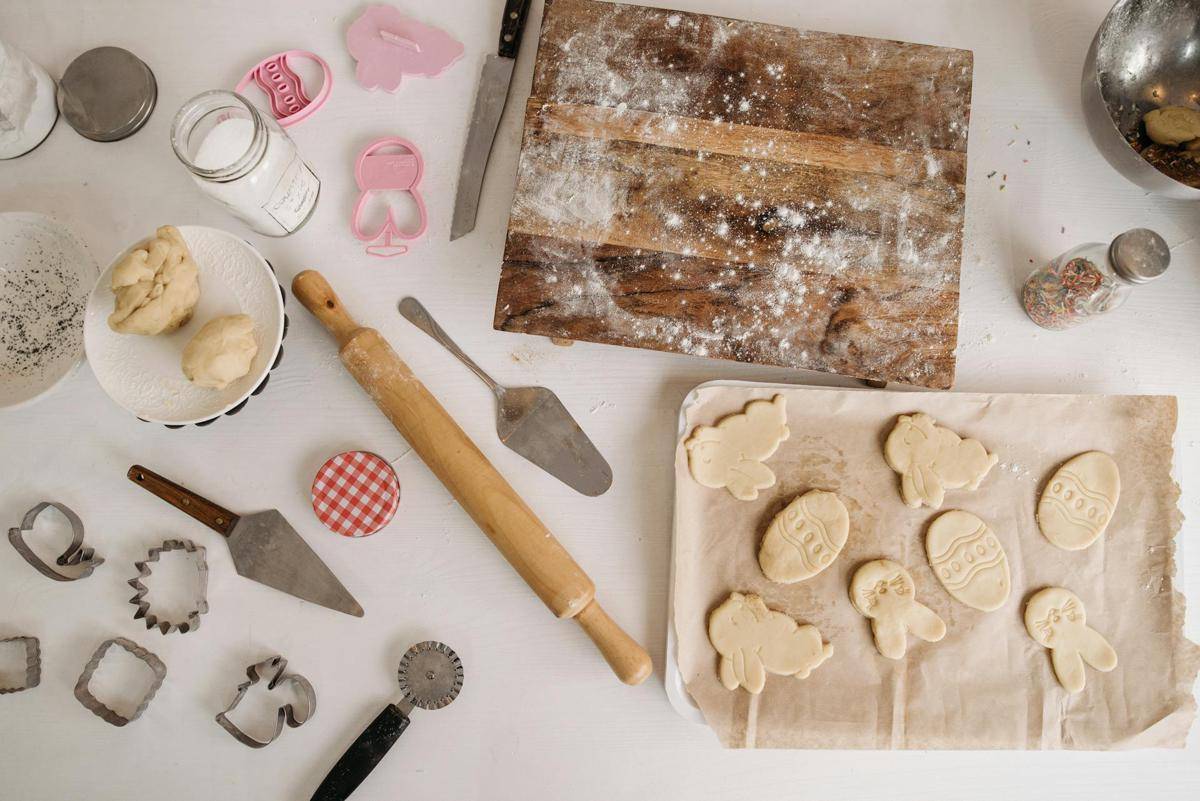 ilustrasi aneka peralatan baking