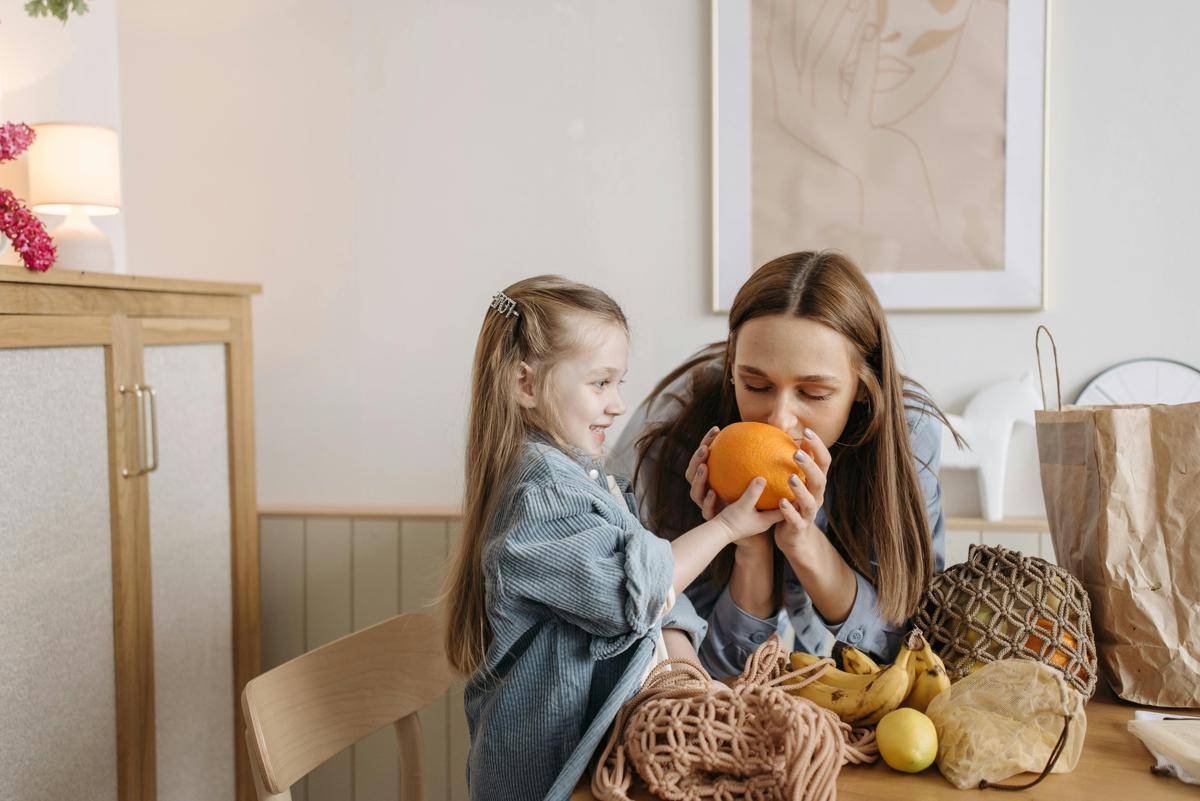 ilustrasi ibu dan anak memeriksa buah (pexels.com/pavel-danilyuk)