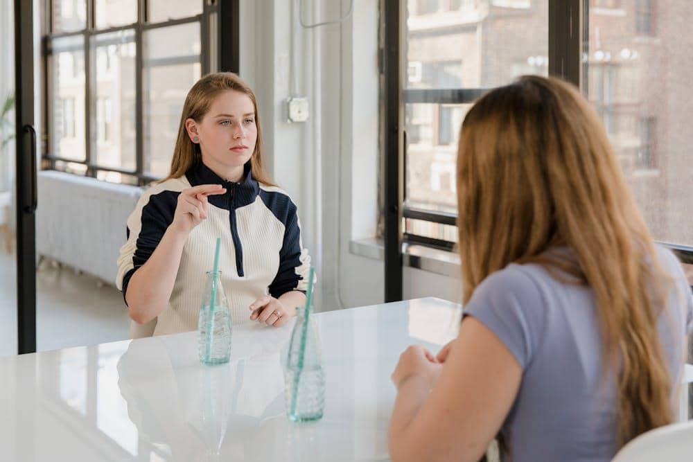 ilustrasi menasehati teman yang tone deaf (pexels.com/RDNE Stock project)