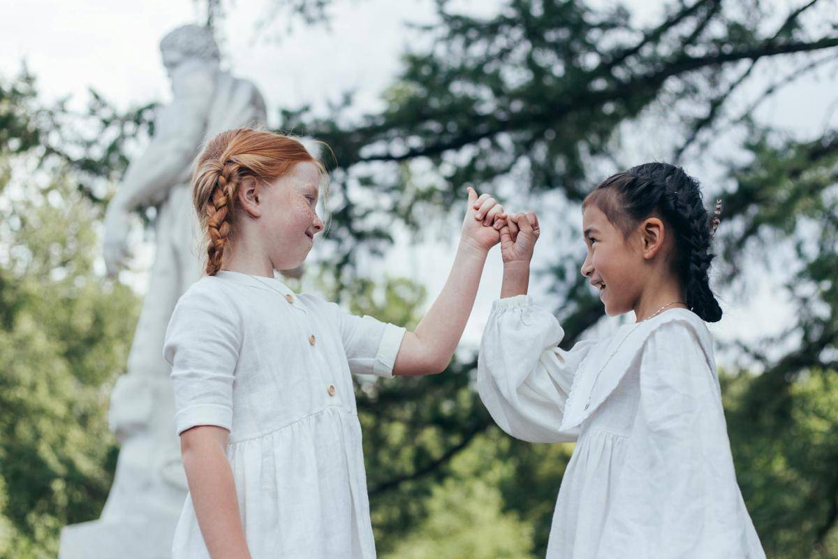 ilustrasi melakukan pinky promise dengan teman (pexels.com/Ron Lach)