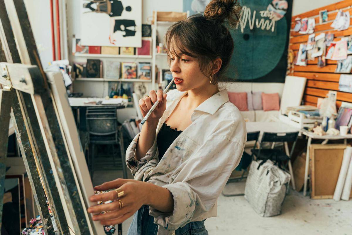 ilustrasi perempuan melukis (pexels.com/Antoni Shkraba Studio)
