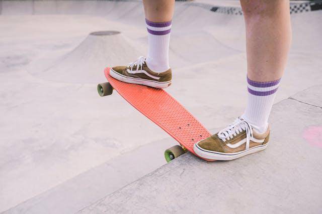 ilustrasi fashion item anak skate sepatu skateboard (pexels.com/SHVETS production)