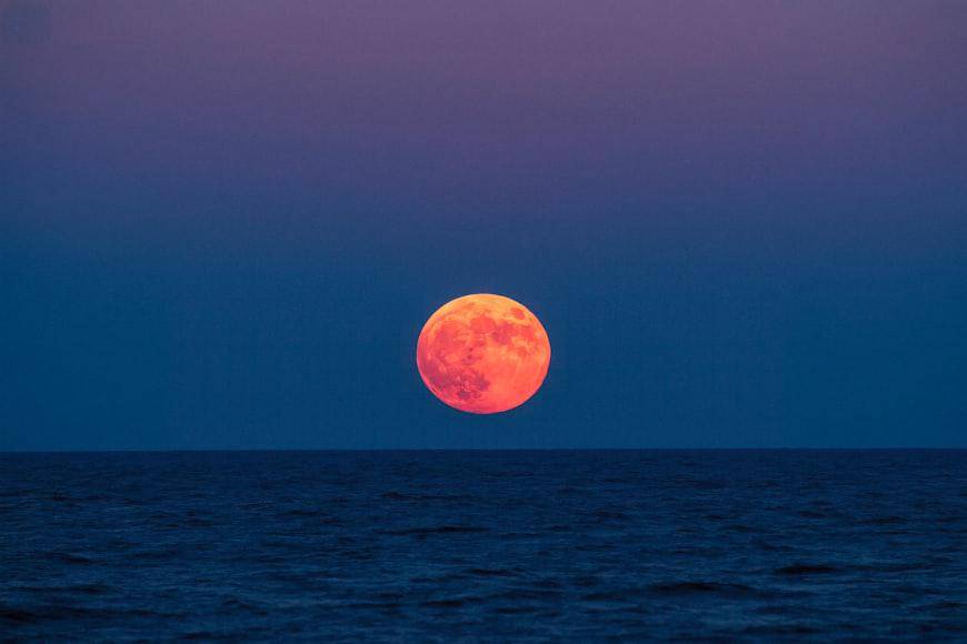 Ilustrasi blood moon di titik zenit Samudra Hindia (unsplash.com/Maksym Mazur)