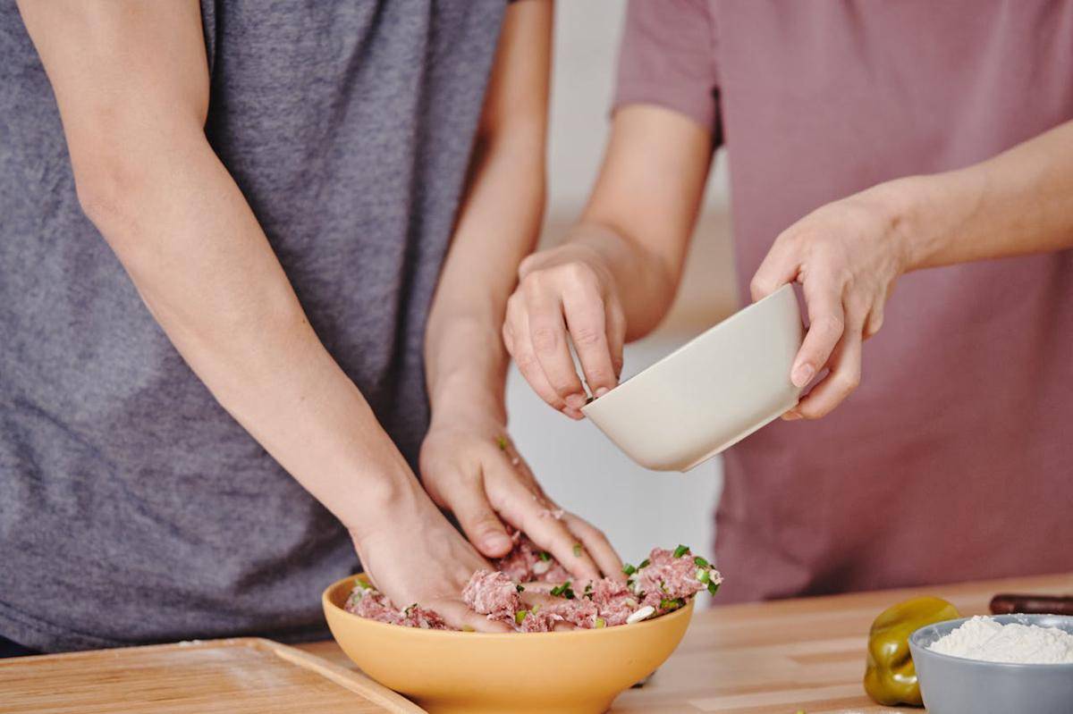 ilustrasi mencampur daging dengan bumbu (pexels.com/shotpot)
