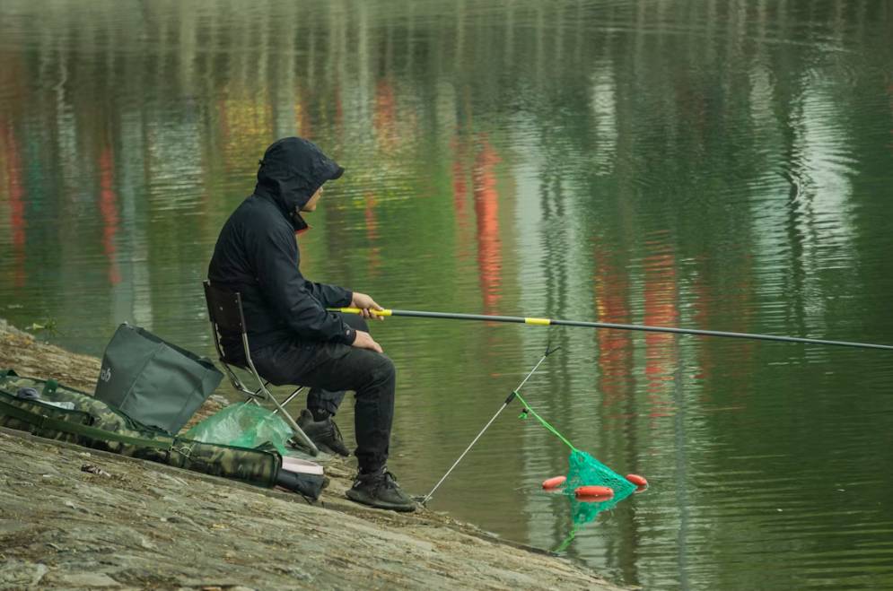 ilustrasi pria memancing