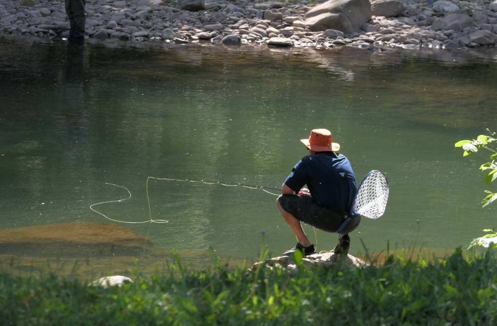 ilustrasi pria memancing 